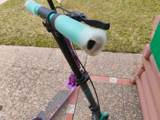 Patinete infantil Decathlon morado y verde