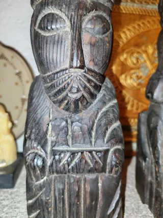 Figuras de madera tallada