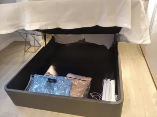 Canapé y cabecero de tela marrón