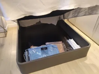 Canapé y cabecero de tela marrón