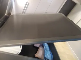 Canapé y cabecero de tela marrón