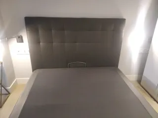 Canapé y cabecero de tela marrón