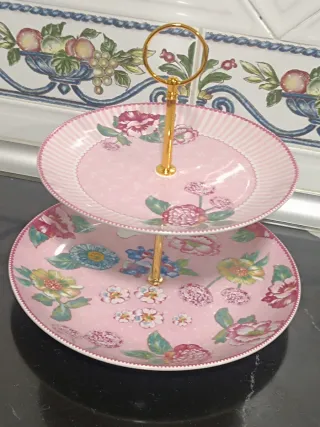 Expositor de porcelana con soporte dorado