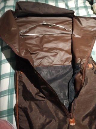 Portatraje tipo maleta marrón