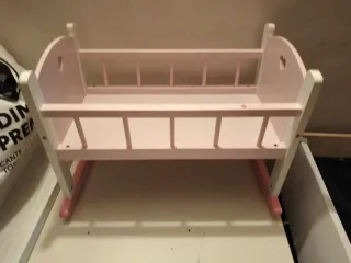 Cuna de madera para muñecas rosa