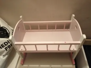 Cuna de madera para muñecas rosa