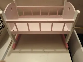Cuna de madera para muñecas rosa