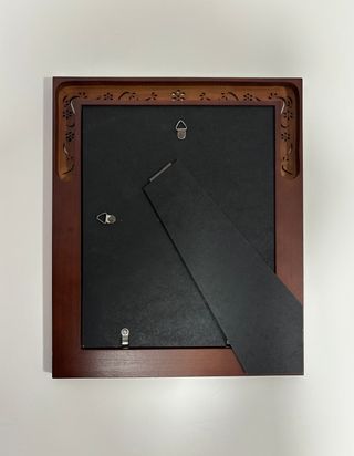 Marco de fotos de madera marrón decorado filigrana