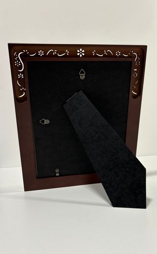 Marco de fotos de madera marrón decorado filigrana