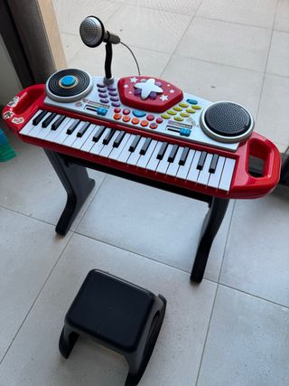 Piano de juguete con micrófono y taburete