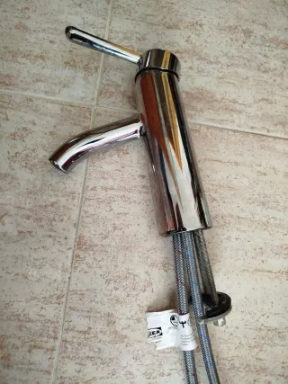 Grifo de lavabo metálico plateado