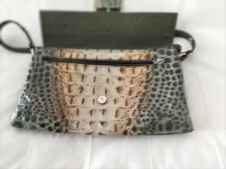 Bolso Inma Domenech. Imita piel de cocodrilo.