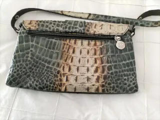 Bolso Inma Domenech. Imita piel de cocodrilo.