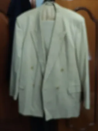 Trajes varios modelos y colores.