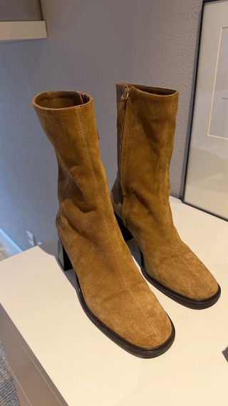 Botines de piel ante tacón ancho y 7 cms de alto