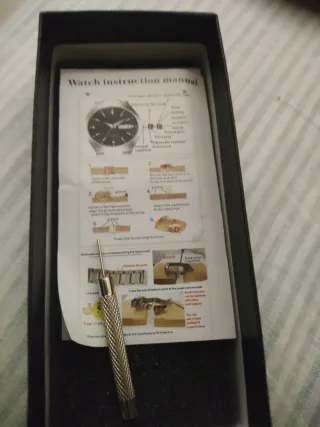 Reloj de pulsera dorado y plateado