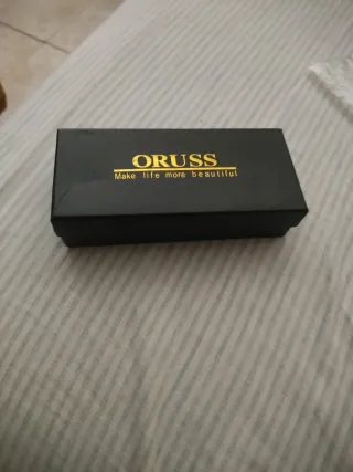 Reloj de pulsera dorado y plateado