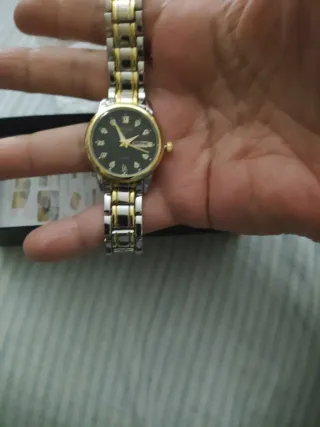 Reloj de pulsera dorado y plateado
