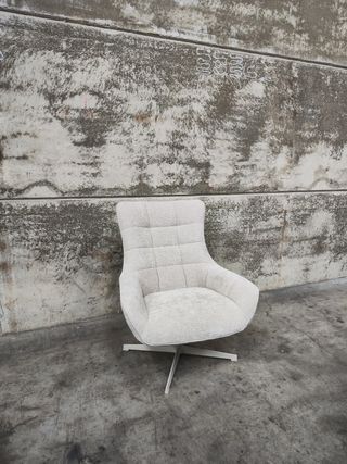 Butaca giratoria Teryl de chenilla beige y metal con acabado gris FSC 100%