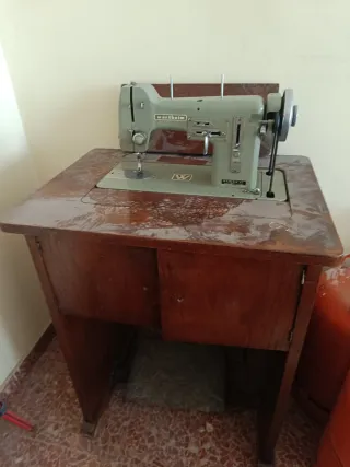Máquina de coser Wertheim antigua