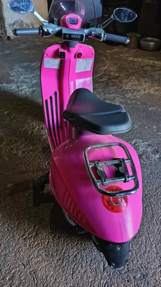 Moto Vespa Eléctrica Infantil Rosa