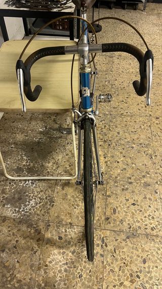 Bicicleta de carretera azul