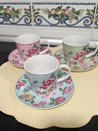 tazas y platillos florales
