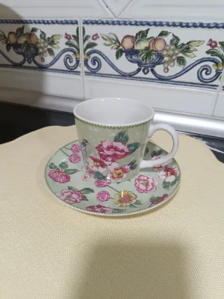 tazas y platillos florales