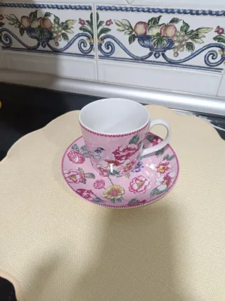 tazas y platillos florales