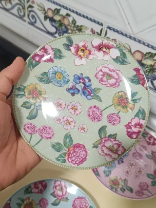 tazas y platillos florales