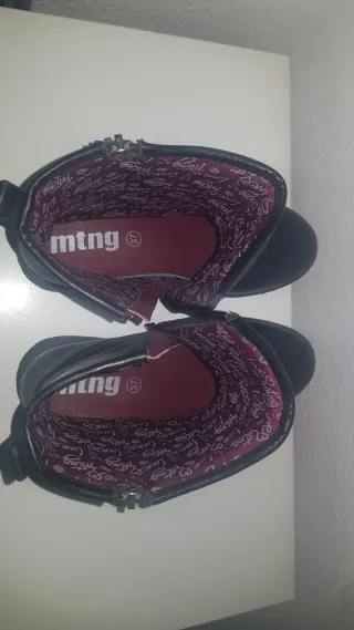 Botas negras con cremallera