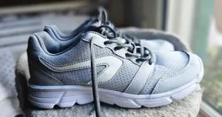 Scarpe sportive grigie e bianche