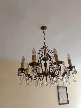 Lámpara de salón dorada y transparente