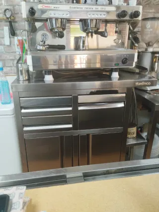 Bar funcionando con maquinaria