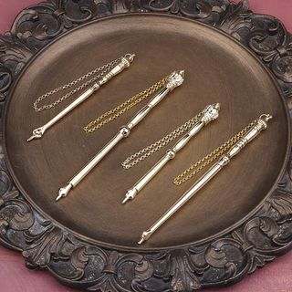 2 PUNTEROS DE LECTURA DE 17CM DORADOS EN ESTUCHE