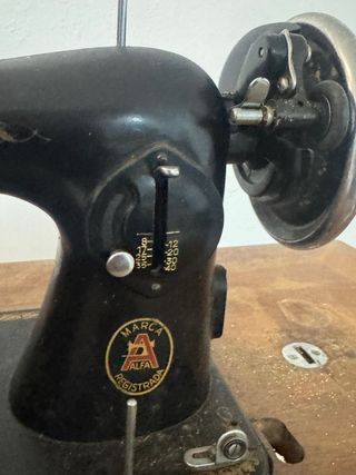 Máquina de coser antigua Alfa