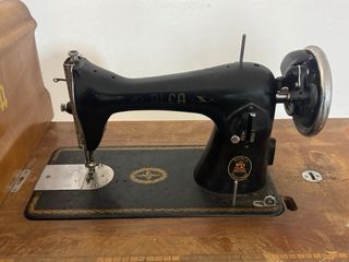 Máquina de coser antigua Alfa