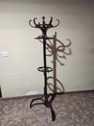 Perchero de pie antiguo