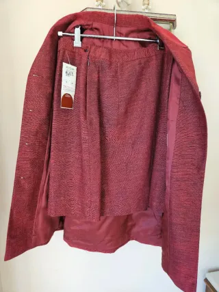 Traje chaqueta y falda rojo