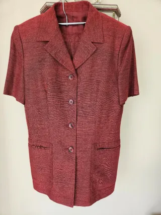 Traje chaqueta y falda rojo