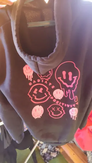 Sudadera con estampado de caritas sonrientes