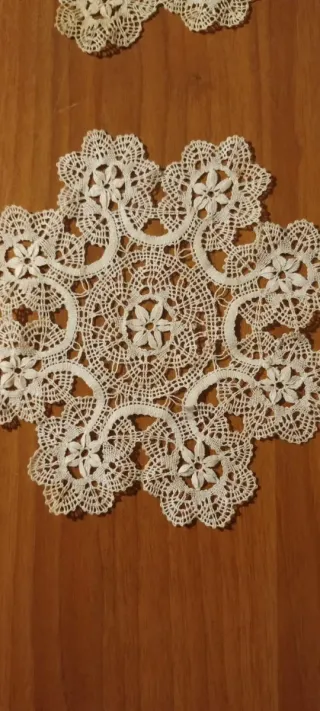 2 centrini vintage ricamati