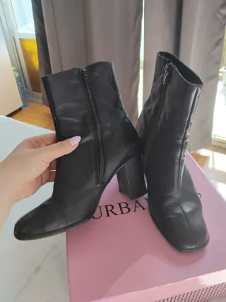 Botines de piel negros