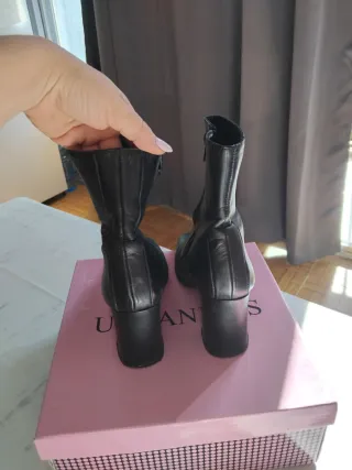 Botines de piel negros