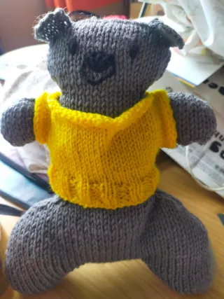 Peluche de lana gris con camiseta amarilla