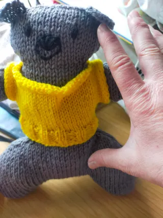 Peluche de lana gris con camiseta amarilla