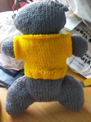 Peluche de lana gris con camiseta amarilla