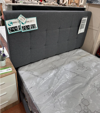 Cama tapizada gris con cabecero