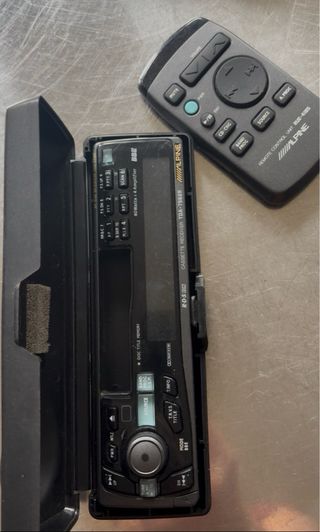 Aparato de radio cassett Alpine RUE-4185