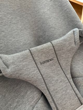 Hamaca bebé Babybjörn gris tejido 3D